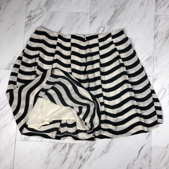 Beautiful Striped Banana Republic Skirt SZ VGUC - Picture 2 of 7